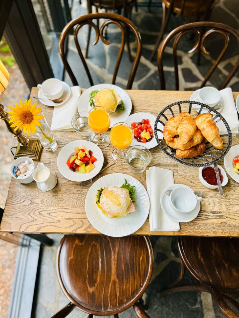 Cafe Cabriole, aamiainen, katettu pöytä